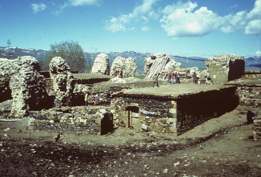 Vestiges du monastère arménien de Surp Karapet. Mush (Muş İli), Turquie, 1982. Photographie Jean-Michel Thierry.