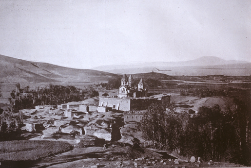 Monastère arménien de Surp Karapet, un des hauts lieux de pèlerinage. Mush (Muş İli), Turquie, 1923. Photographie Vartan A. Hampikian.