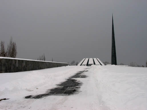 Mémorial du génocide des Arméniens, Tzitzernakapert (colline des hirondelles), Construit en 1967, Erevan, Arménie, 2006.