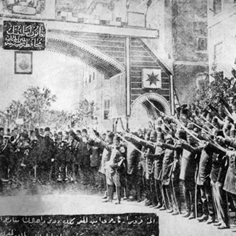 photographie représentant une parade militaire à l’occasion de l’entrée en guerre de l’Empire ottoman, Constantinople, novembre 1914.
